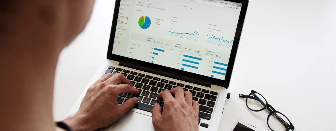 Personne naviguant sur Google Analytics