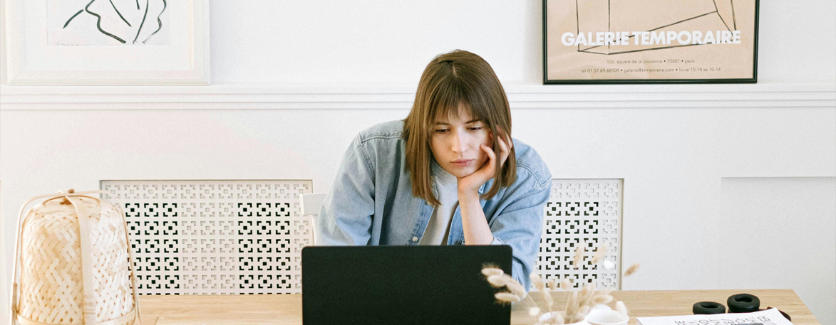 Entrepreneure découragée par une période creuse