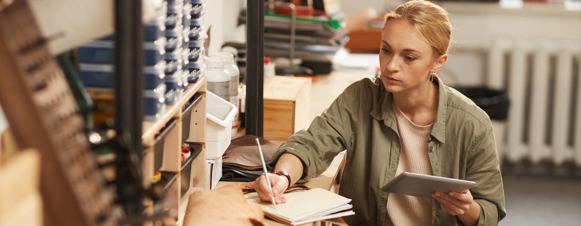 Femme qui cherche comment créer et démontrer la valeur de ses produits à sa clientèle